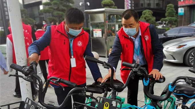 甘肅文旅集團志愿者參加廣后街社區(qū)“整治共享單車亂停亂放”活動